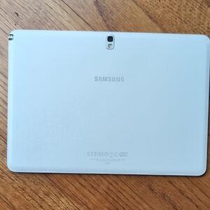 Samsung White Galaxy Note 10.1 Tablet Modern Design with Camera